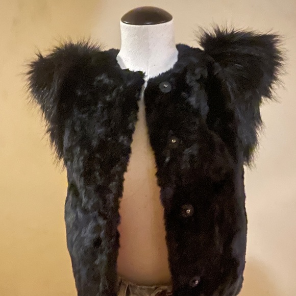BRAND NEW black faux fur vest ๐ค - Picture 4 of 9
